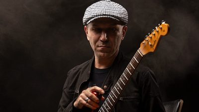 Blues ve rock eksenli enstrümantal çalışmalarıyla üretimini sürdüren Özgür Aydın,