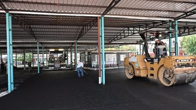 Manisa Büyükşehir Belediyesi, Perşembe Pazarı’nda yürüttüğü sıcak asfalt çalışmasıyla hem