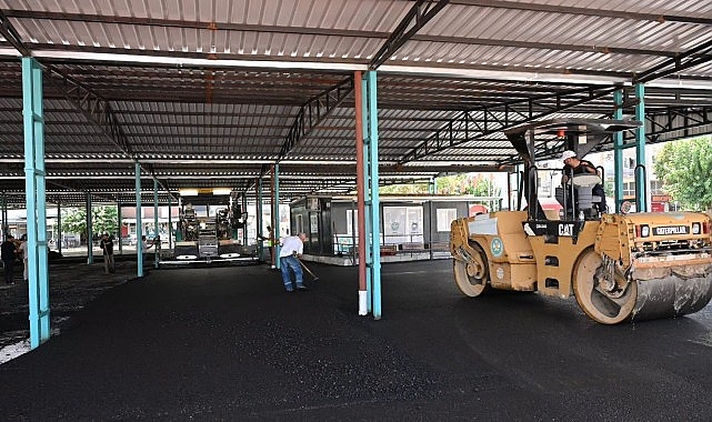 Perşembe Pazarı Yenileniyor, Manisa’ya 500 Araçlık Yeni Otopark Geliyor Manisa Büyükşehir Belediyesi, Perşembe Pazarı’nda yürüttüğü sıcak asfalt çalışmasıyla hem