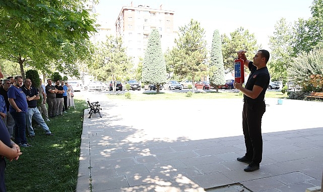 Selçuklu Belediyesi Personeline Uygulamalı Yangın Eğitimi Verildi Selçuklu Belediyesi, personele yönelik düzenlediği kurum içi eğitim programlarına yıl