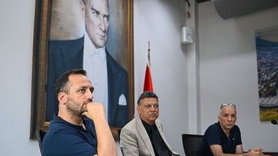 Tekstil Mühendisliği mezunu olan Bornova Belediye Başkanı Ömer Eşki, İzmir
