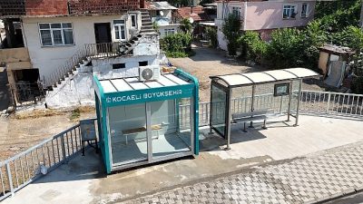 Kocaeli Büyükşehir Belediyesi, her gün binlerce vatandaşın kullandığı yolcu duraklarında