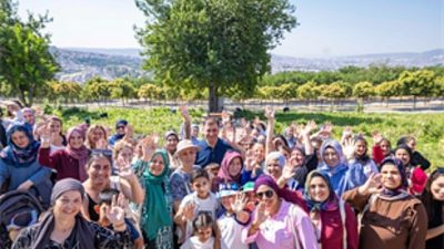 İzmir Büyükşehir Belediye Başkanı Dr. Cemil Tugay, Mahalle Bostanlarında üretim