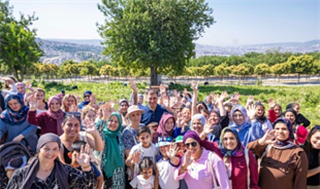 Toprakla buluşan kadınlar, hasat sevincini Başkan Tugay’la yaşadı İzmir Büyükşehir Belediye Başkanı Dr. Cemil Tugay, Mahalle Bostanlarında üretim