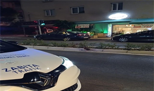 Trafiği durdurup ördeği kurtardılar İzmir Büyükşehir Belediyesi zabıta ekipleri, Karşıyaka'da taksilere yönelik denetm sırasında