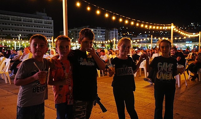 Türküler yankılandı, Yeşil Çam perdeye taşındı Kocaeli Büyükşehir Belediyesi, her yıl olduğu gibi bu yaz da
