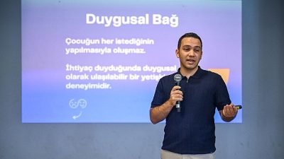 Bornova Belediyesi'nin düzenlediği panelde konuşan uzmanlar, çocuk gelişiminde her isteği