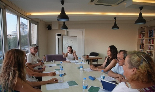 “Yaşamdan Yazıya” Atölyesi ilk buluşmasını gerçekleştirdi Seferihisar Belediyesi tarafından hayata geçirilen “Yaşamdan Yazıya” yaratıcı yazarlık atölyesi,