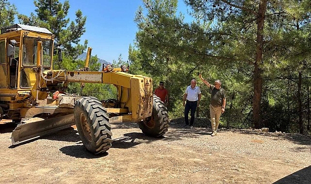 Yayla Kuzdere yolunda çalışmalar devam ediyor Kemer Belediye Başkanı Necati Topaloğlu ve Kemer Belediye Başkan Yardımcısı