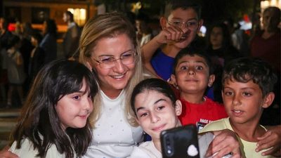 Bakırköy Belediyesi’nin düzenlediği Açık Hava Sinema Günleri’nin dördüncü gösteriminde Bakırköylüler,
