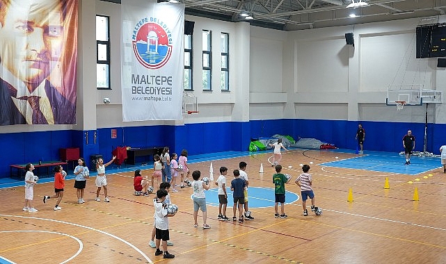 Yaz Okulu’nda futsal ve masa tenisi dersleri başladı Maltepe Belediyesi düzenlediği Yaz Okulu’yla Maltepeli çocukların sporun farklı dallarıyla