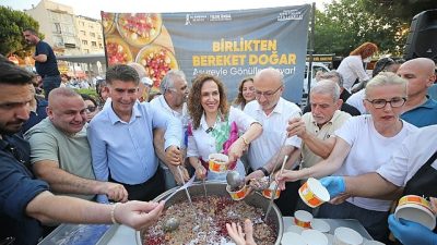 Karşıyaka Belediyesi tarafından sivil toplum kuruluşlarının iş birliğiyle düzenlenen Aşure Günü etkinliği,
