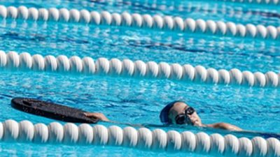 İzmir Büyükşehir Belediyesi'nin yaz spor okulları kapsamında düzenlediği yüzme eğitimleri