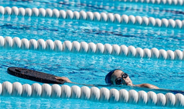 Yüzmeyi öğreniyor, yazın tadını çıkarıyorlar İzmir Büyükşehir Belediyesi'nin yaz spor okulları kapsamında düzenlediği yüzme eğitimleri