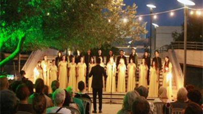 İzmir Büyükşehir Belediyesi Ahmed Adnan Saygun Sanat Merkezi'nin anıtsal zeytin