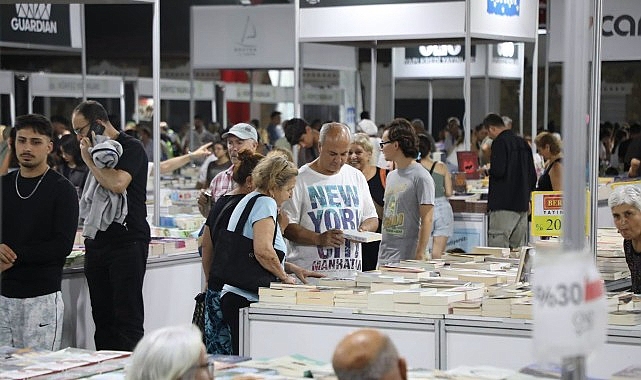 8. Edremit Kitap Fuarı Kitapseverlere kapılarını açtı Edremit Belediyesi tarafından “Ölmez Ağacın Gölgesinde Kitap” temasıyla düzenlenen 8.