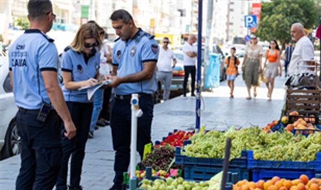 İzmir Büyükşehir Belediyesi zabıta ekipleri, yaya güvenliğini sağlamak ve kaldırımların
