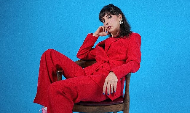 Türk pop müziğinin kendine has tarzı ve güçlü yorumuyla dikkat