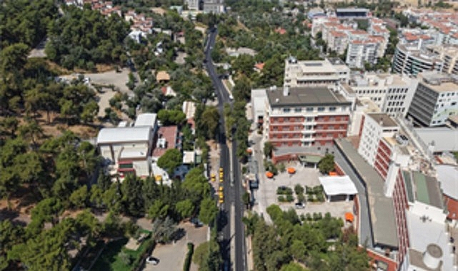 Balçova’nın caddeleri “çiçek gibi” oldu İzmir Büyükşehir Belediyesi, Balçova’nın ulaşım yükünü taşıyan Ata Caddesi, Vali