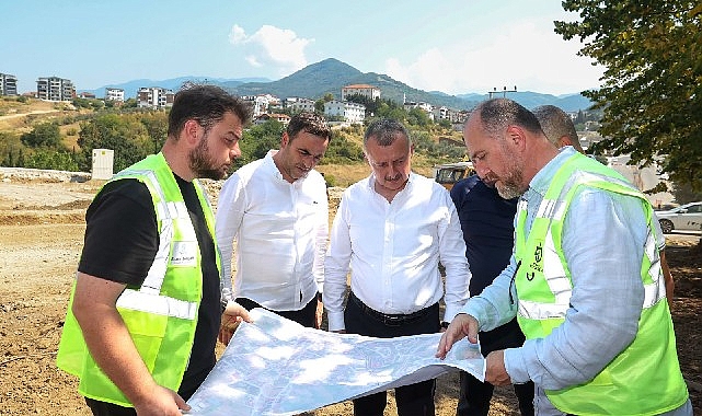 Başkan Büyükakın’dan yerinde inceleme Kocaeli Büyükşehir Belediye Başkanı Tahir Büyükakın, Başiskele Hoca Ahmet Yesevi,