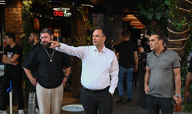 Başkan Eşki’den, Bornova’nın kalbinde sabah temizliği Bornova Belediye Başkanı Ömer Eşki mesaiye gün ağardığı saatlerde Bornova’nın