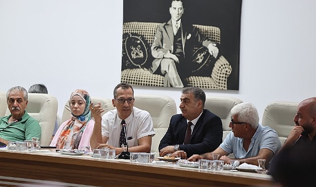 Başkan Kınay: Esnafımızla birlikte Karabağlar’ı güçlendireceğiz Karabağlar Belediye Başkanı Helil Kınay, İzmir’de faaliyet gösteren farklı meslek