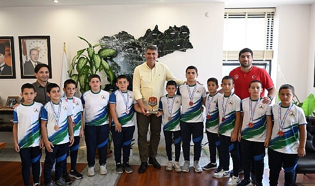 Başkan Kocaman, Şampiyon Güreşçilerle Buluştu Kartepe Belediyespor Güreş Takımı'nın Ankara'da düzenlenen Minikler Güreş Türkiye Şampiyonası'nda