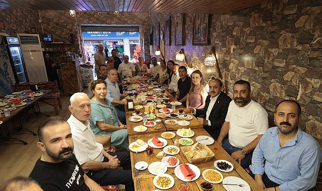 Başkan Mutlu, Tarihi Çarşı’da esnafla buluştu: “Kemeraltı, en büyük zenginliğimiz” Konak Belediye Başkanı Nilüfer Çınarlı Mutlu, Kemeraltı esnafıyla buluşarak talepleri