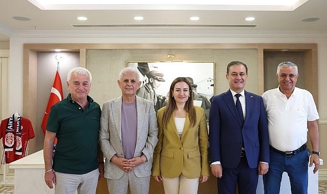 Başkan Topaloğlu’ndan ABB Başkan Vekili Özdemir’e ziyaret Kemer Belediye Başkanı Necati Topaloğlu, Elmalı Belediye Başkanı Halil Öztürk,