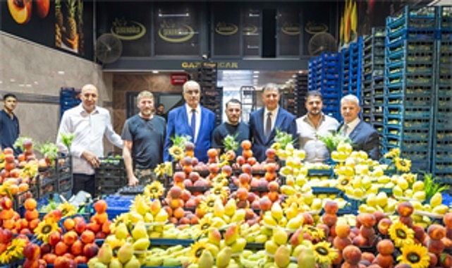 Başkan Tugay İzmir’in hal esnafıyla buluştu İzmir Büyükşehir Belediye Başkanı Dr. Cemil Tugay, İzmir Sebze ve