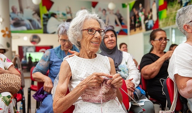 Bilge Çınarlar’da neşe dolu buluşma Karşıyaka Belediyesi Bilge Çınarlar Sağlıklı Yaş Alma Merkezi, yaz döneminde