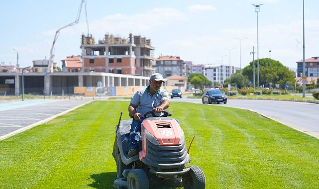 Burhaniye Belediyesi Park ve Bahçeler Müdürlüğü ekipleri, ilçe genelinde park