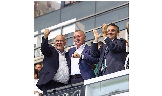 Kocaeli Büyükşehir Belediye Başkanı Tahir Büyükakın, Amedspor’u sahasında 2-0 yenerek