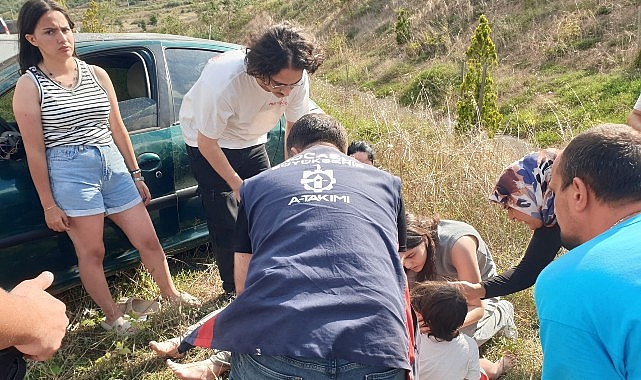 Büyükşehir A Takımı yetişti Kandıra yolunda meydana gelen kazada bariyerlere çarparak takla atan otomobildeki
