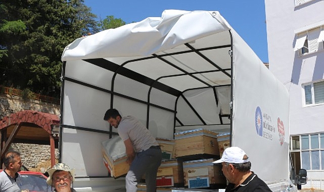 Büyükşehir’den Gündoğmuş ve İbradılı arıcılara bereket kovanı Antalya Büyükşehir Belediyesi, Gündoğmuş ve İbradı ilçesinde arıcılıkla uğraşan ve