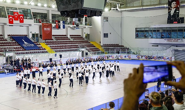 Büyükşehir’in Balkan dansları kursunda coşkulu final İzmir Büyükşehir Belediyesi tarafından ilk kez düzenlenen ve 18-50 yaş