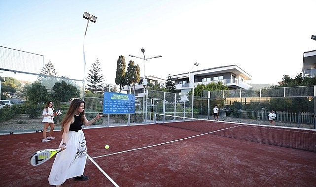 Çeşme Belediyesi, 16 Eylül Kurtuluş Parkı’nda yapımını tamamladığı yeni padel