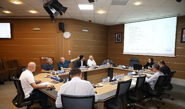 Çevre ve ticari kurallara uymayanlara izin verilmiyor Kocaeli Büyükşehir Belediyesi, kentin dört bir yanındaki çalışmalarını sürdürürken vatandaşı