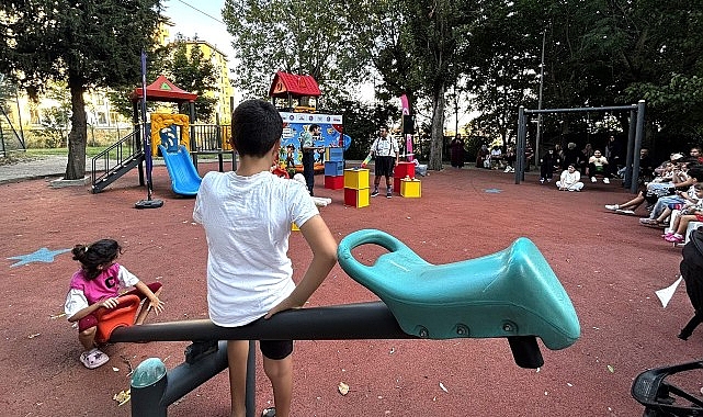Çocuk tiyatroları yaz akşamlarını renklendirmeye devam ediyor Maltepe Belediyesi tarafından “Yazın Buluşma Noktası Maltepe” sloganıyla düzenlenen Yaz