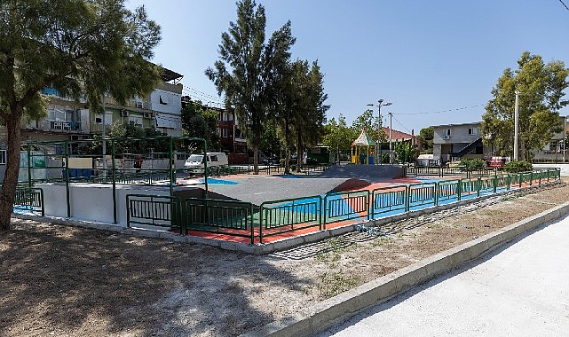 Karşıyaka Belediye Başkanı Yıldız Ünsal, Cumhuriyet Mahallesi’ne yaptığı ziyarette çocuklara