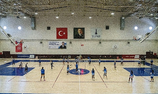 İzmir Büyükşehir Belediyesi'nin yaz spor okullarında voleybol eğitimi alan çocuklar,