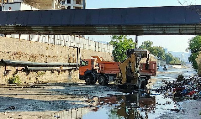 İzmir Büyükşehir Belediyesi, kent merkezindeki 88 derede 92 kilometrelik temizlik