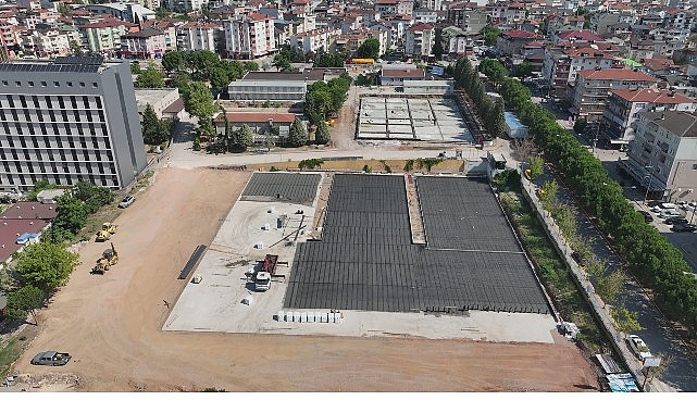 Kocaeli Büyükşehir Belediye Başkanı Tahir Büyükakın, dönüşüm çalışmaları başlayan Derince