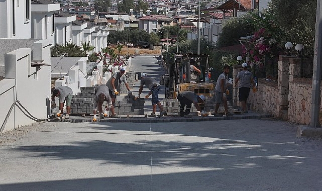 Didim Belediyesi, Akbük Mahallesi’nde ihtiyaç duyulan noktalarda parke taşı döşeme