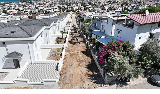 Didim Belediyesi Akbük’te Yol Yapım Çalışmalarını Genişletiyor Didim Belediyesi, Akbük Mahallesi'nin farklı noktalarında eş zamanlı olarak yürüttüğü