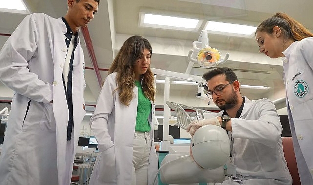 Diş hekimliği öğrencileri mesleği gerçek klinik ortamında öğreniyor! Diş hekimliği eğitiminde teorik bilginin güçlü bir klinik deneyimle desteklenmesinin
