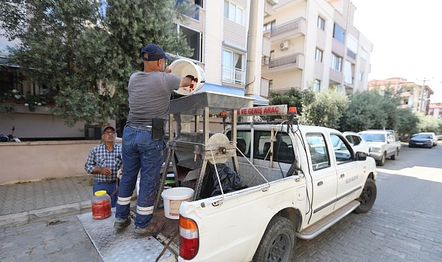 Efes Selçuk’ta Salçalar Ailece Hazırlanıyor, Belediye Makine ile Destek Oluyor Efes Selçuk Belediyesi, kış hazırlıklarının önemli bir parçası olan salça