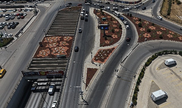 ESBAŞ Kavşağı rengarenk bir görünüme kavuştu İzmir Büyükşehir Belediyesi, Gaziemir'deki ESBAŞ Kavşağı'nı yaklaşık 3 bin metrekarelik