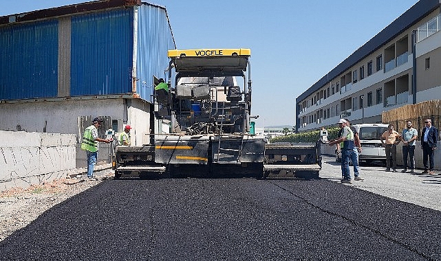 Gaziemir’de asfaltlama atağı: 4 bin 470 ton asfaltla yollar yenileniyor Yol onarım çalışmalarını yoğun şekilde sürdüren Gaziemir Belediyesi, asfalt ihalesiyle