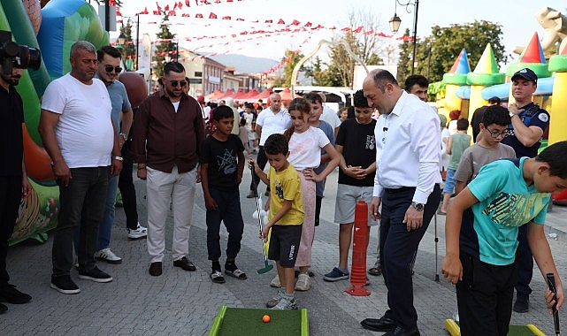 Geyve’de Medeniyetler Buluştu: Çocuk ve Halk Oyunları Şenliği Renkli Görüntülere Sahne Oldu Geyve Belediyesi tarafından düzenlenen Çocuk ve Halk Oyunları Şenliği, Anadolu’nun